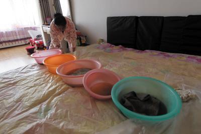 通江楼上漏水，住户失联，小区没物管，业主维权难！律师来支招……